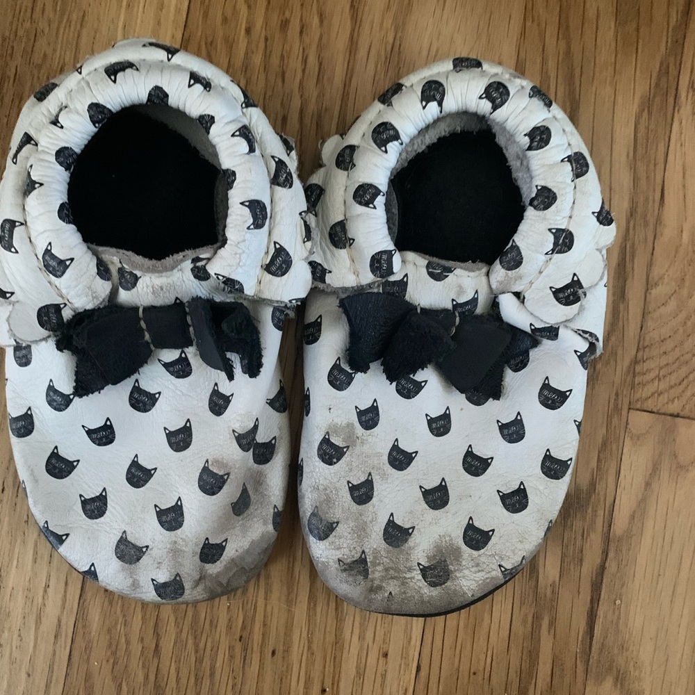 Freshly Picked kitty cat bow moccs soft sole sz 7